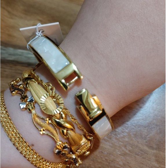 KATE SPADE BANGLE WITH SPADE CUTOUT & PEARL EFFECT DESIGN - Picture 5 of 5